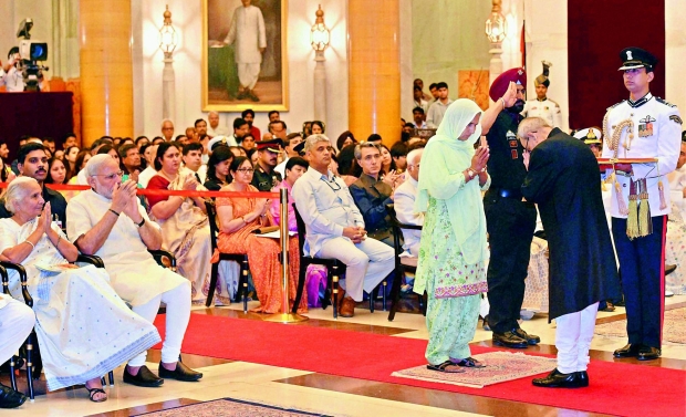 Shekh Shahzada Parveen, wife of constable, J&K Police Mustak Ahmed receives Shaurya Chakra from President Pranab Mukherjee at the Defence Investiture Ceremony 2015 at Rashtrapati Bhavan in New Delhi on Sunday (Photo: PTI) Shekh Shahzada Parveen, wife of constable, J&K Police Mustak Ahmed receives Shaurya Chakra from President Pranab Mukherjee at the Defence Investiture Ceremony 2015 at Rashtrapati Bhavan in New Delhi on Sunday (Photo: PTI)